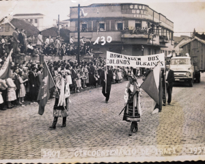 3-lugar-historicas-03-01-karoline-maria-ianiski-desfile-do-cinquentenario-de-irati-1957-colonos-ucranianos-historicas-02.jpg