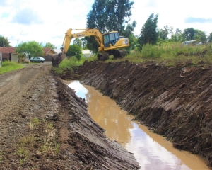 valeta-ao-lado-da-rua-elias-onesko-sendo-reaberta-com-maior-espaco-para-suportar-dias-de-mais-chuva_(782).jpg