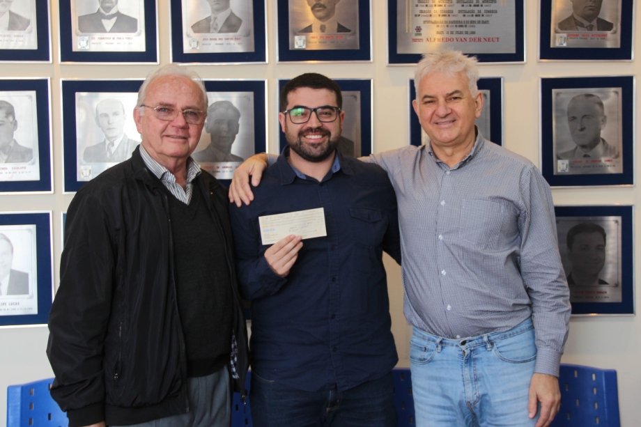 Cheques da premiação do Concurso Irati em Imagens são entregues
