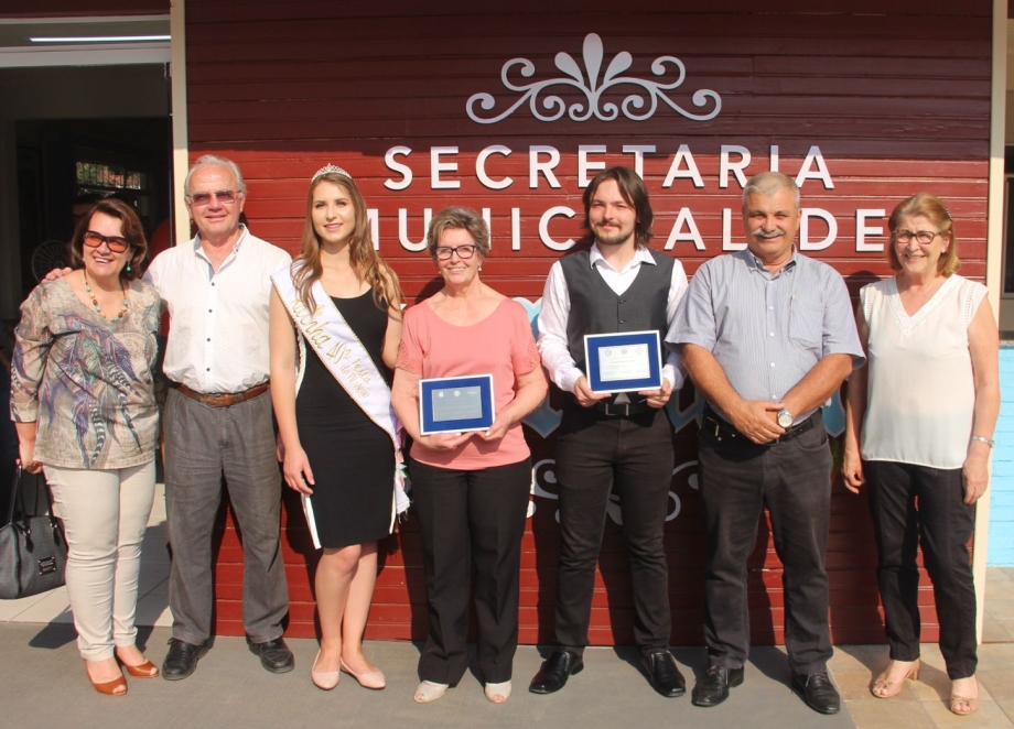 Artistas de Irati entregam obras ao acervo municipal