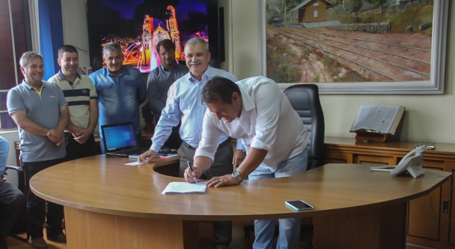 Nei Cabral assume interinamente como Prefeito