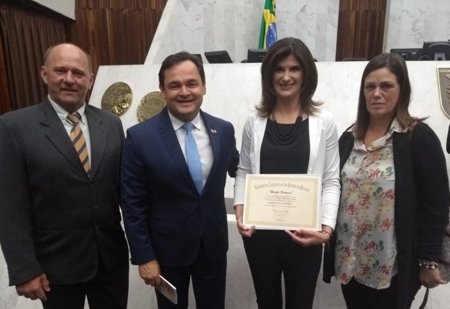 Servidora Daniele Schlumberger recebe Menção Honrosa na ALEP