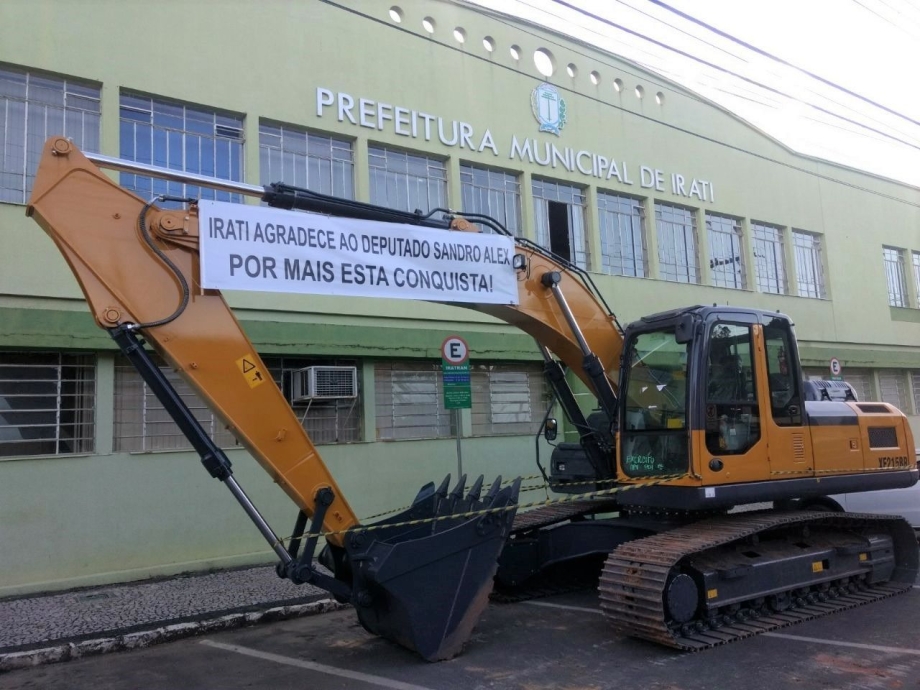 Município recebe escavadeira hidráulica nova para serviços no interior