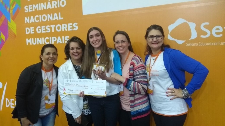 Professoras do Cmei do Planalto recebem prêmio nacional