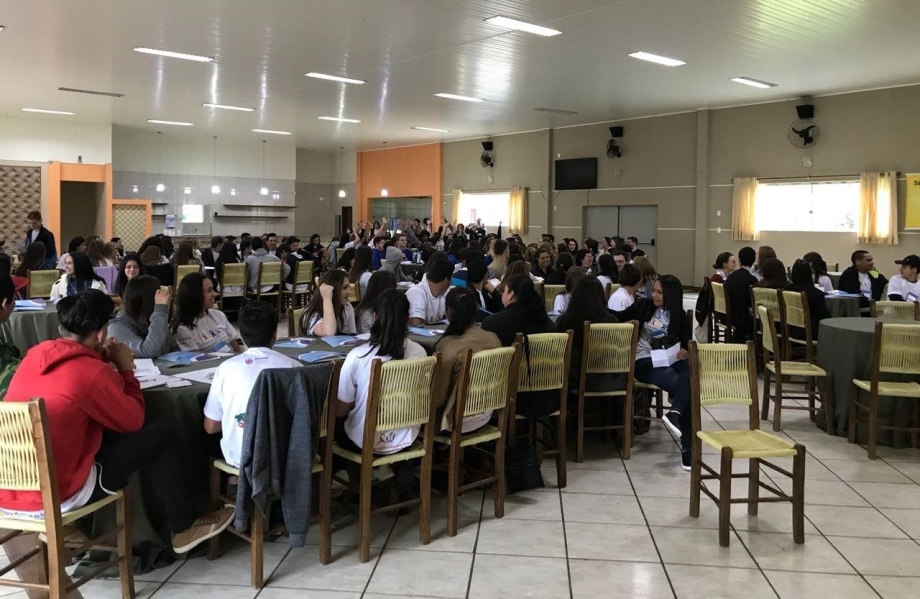 Jovens da região se reúnem para discutir prevenção de doenças sexualmente transmissíveis