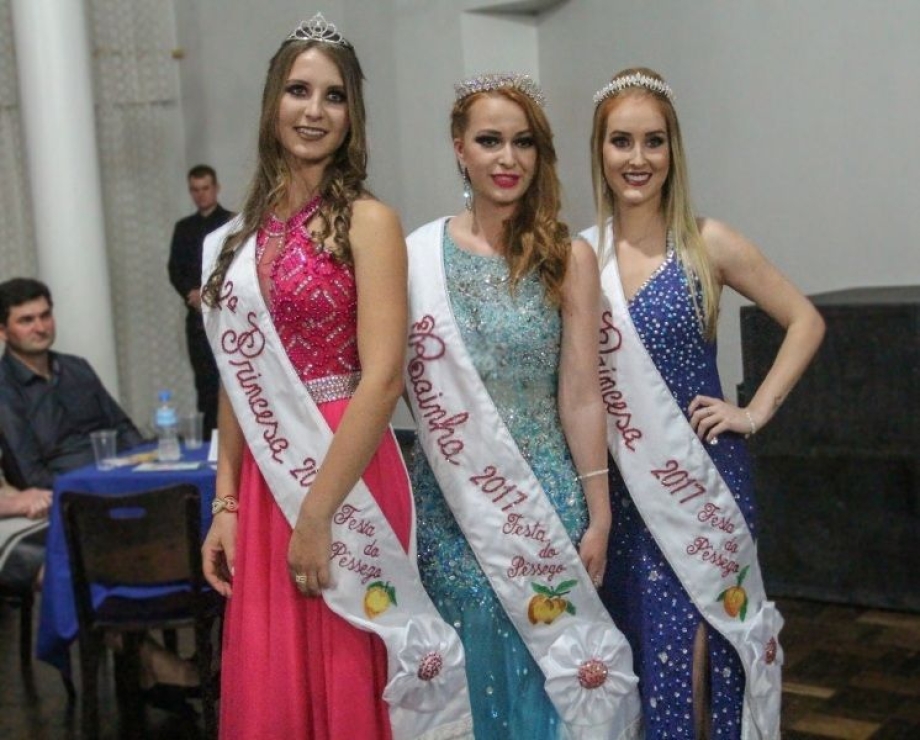 Pollyana Diedio é eleita Rainha da 39ª Festa do Pêssego de Irati