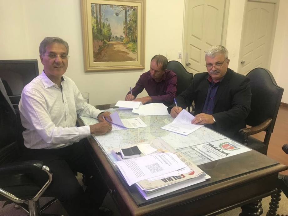 Derbli assina convênios para recuperação da Estrada a Gonçalves Junior e conclusão do Centro da Juventude
