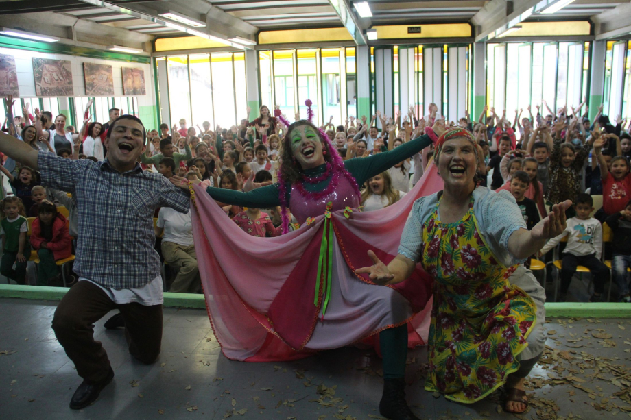 Alunos se divertem com a peça teatral 
