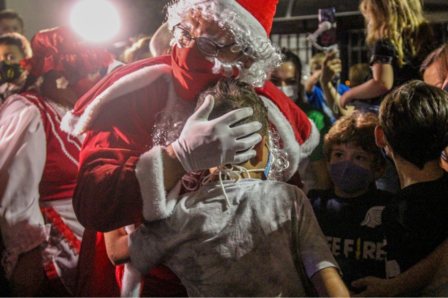 Papai Noel abre Natal Cultural descendo de rapel 