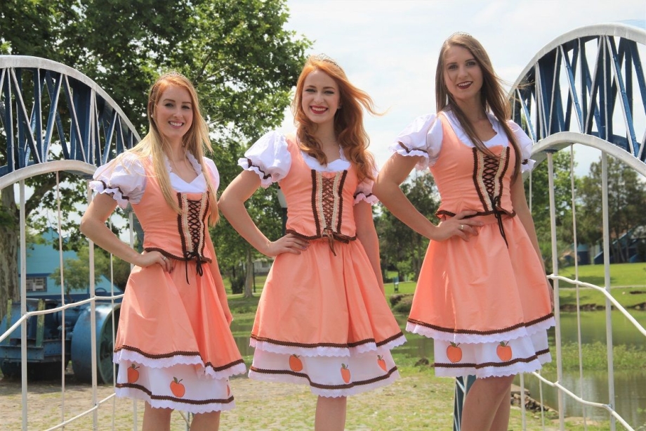Vestidos da Rainha e Princesas foram elaborados especialmente para Festa do Pêssego 2017