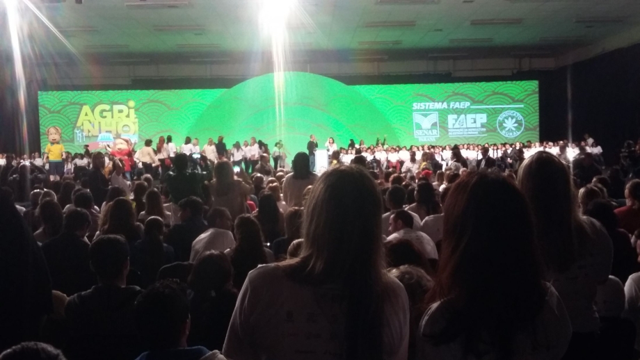 Aluna de escola municipal de Irati recebe prêmio