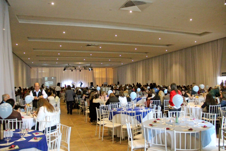 Almoço confraterniza professores e funcionários da educação