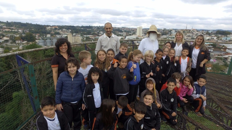 Dia do Ensino Iratiense é comemorado com história da cidade contada por Nhô Pacífico 