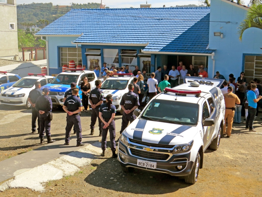 Guarda Municipal de Irati recebe viatura-canil e pistolas de choque
