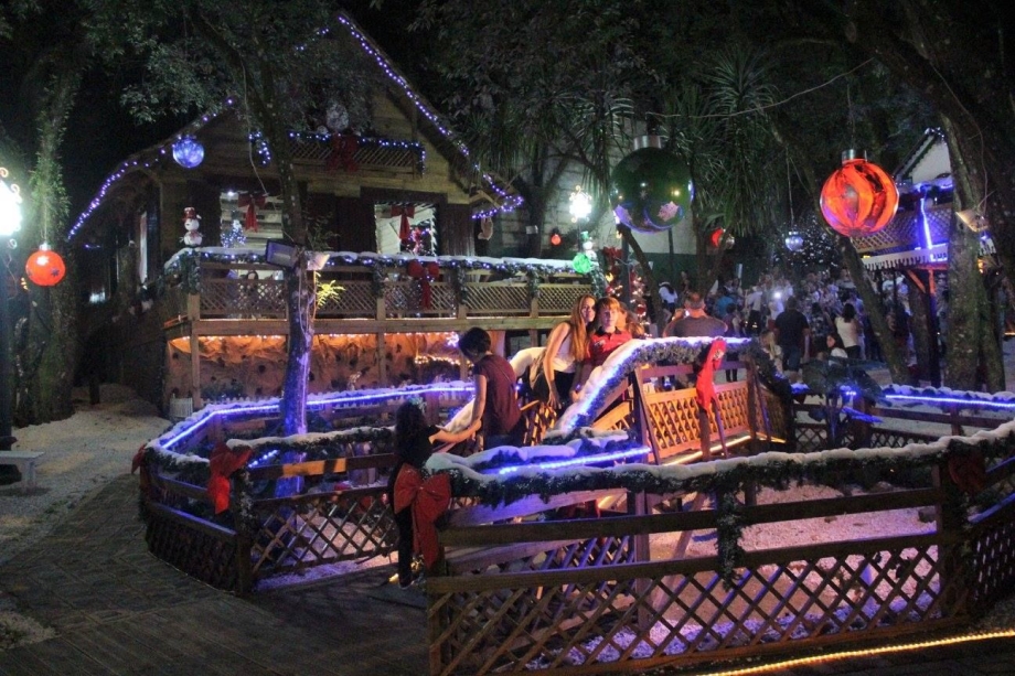 Abertura da Casa do Papai Noel atrai centenas ao Provopar