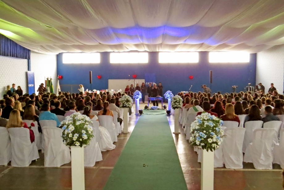 Casamento comunitário lota pavilhão do Parque Aquático