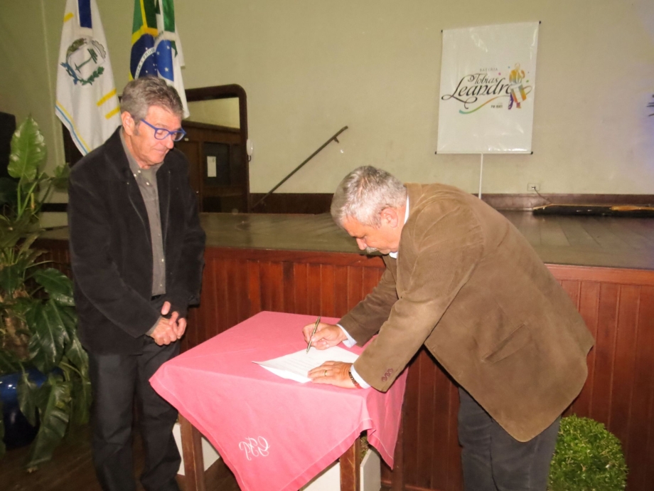 Centro Cultural Clube do Comércio e prefeitura oficializam parceria