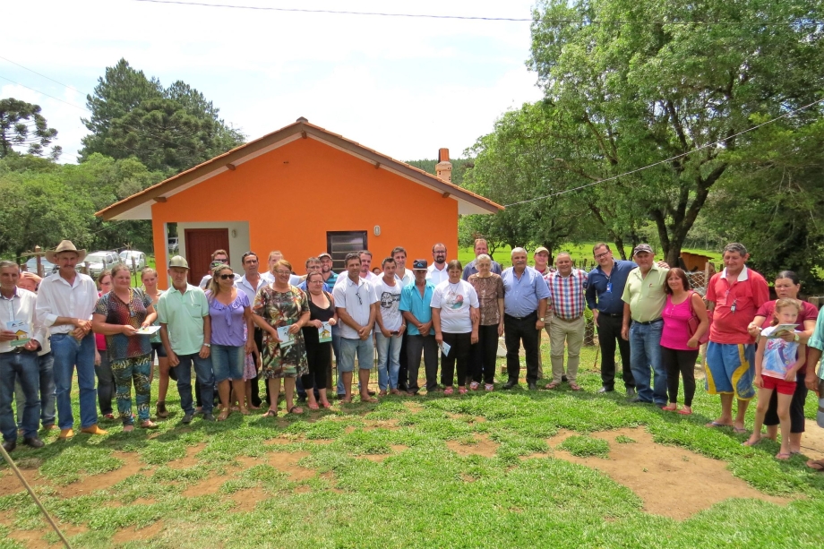 Irati entrega mais 13 casas rurais