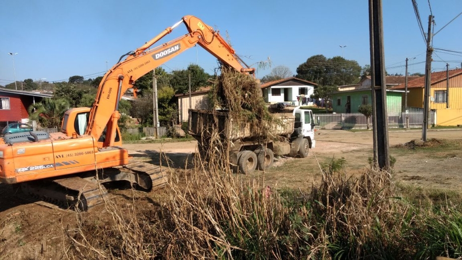 Sábado (02) teve sequência a dragagem e limpeza no Rio das Antas