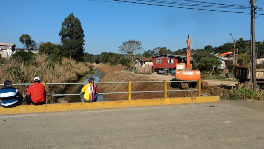 Lixo volta a ser depositado na margem do Rio das Antas