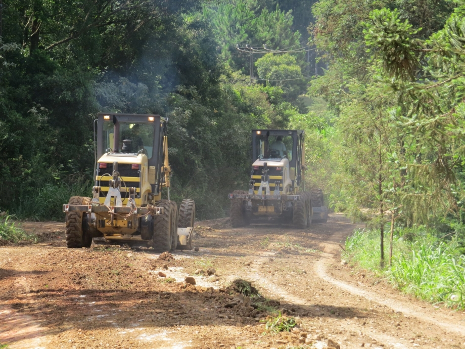 Prefeitura inicia serviços nas estradas do interior 