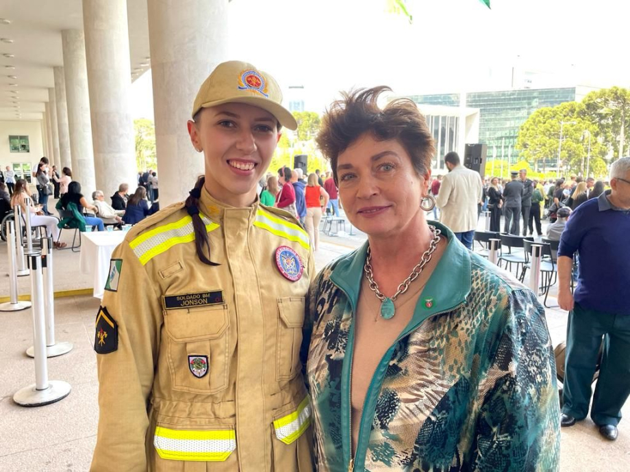 Vice-prefeita Ieda participa de formatura de soldado iratiense e destaca o papel da mulher na corporação