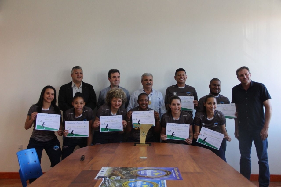 Equipe campeã de futsal feminino ganha certificados de honra ao mérito
