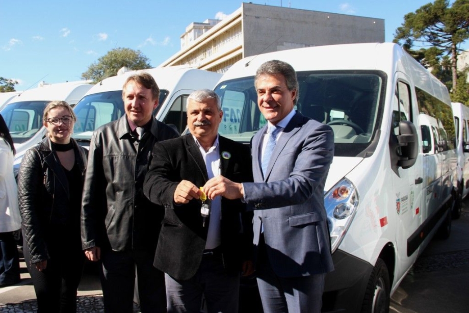 Irati recebe van do Governo para atendimento social 