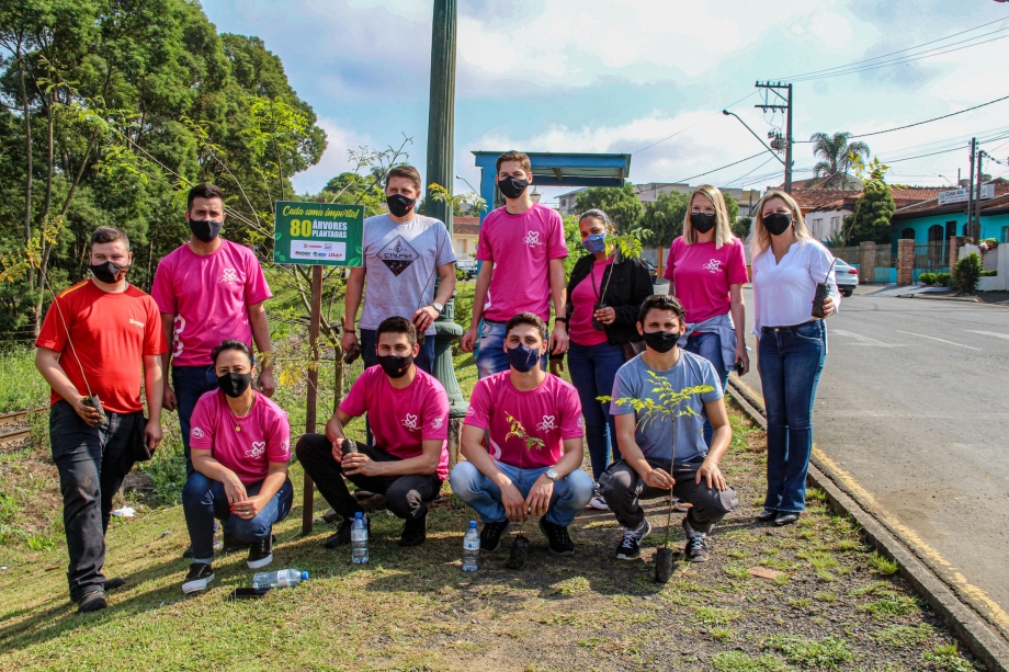 Perimetral recebe o plantio de 80 mudas de árvores