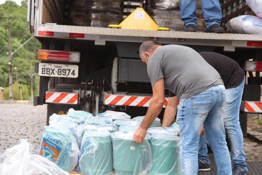 Ajuda humanitária da Defesa Civil é entregue para o município de Irati