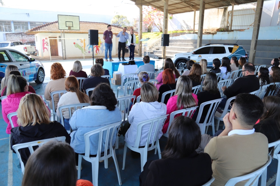 Prefeitura de Irati faz a entrega de dois veículos novos e dez tablets