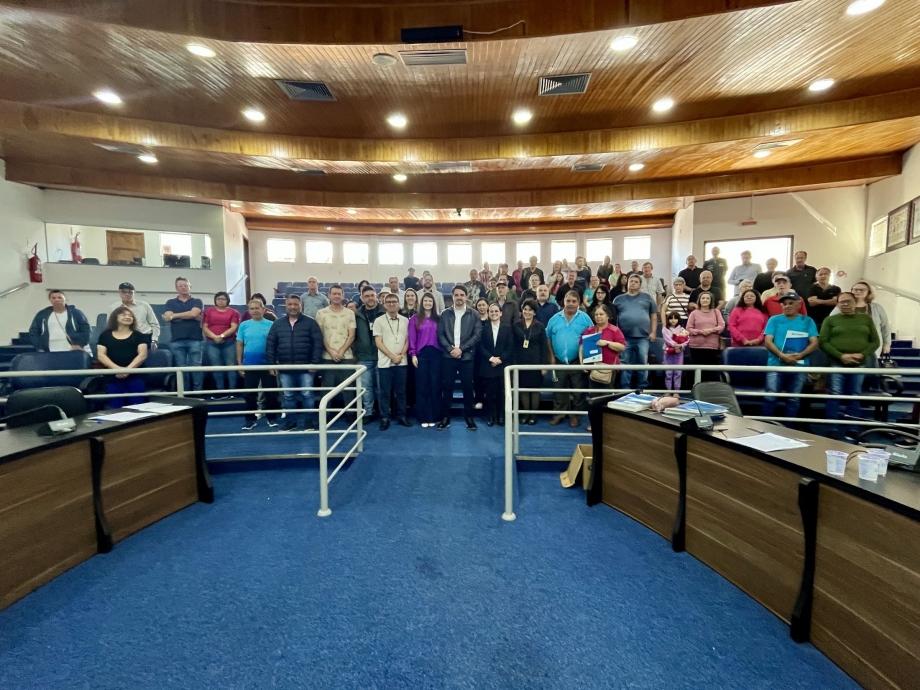 Prefeitura de Irati e Cohapar entregam 28 escrituras a famílias do município