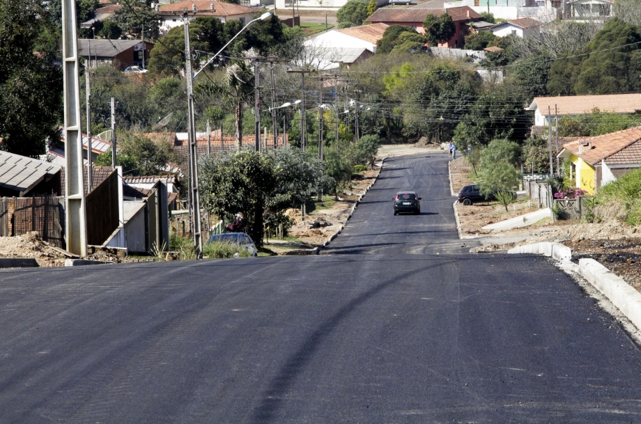 Obras de pavimentação estão sendo executadas no bairro Santos Dumont