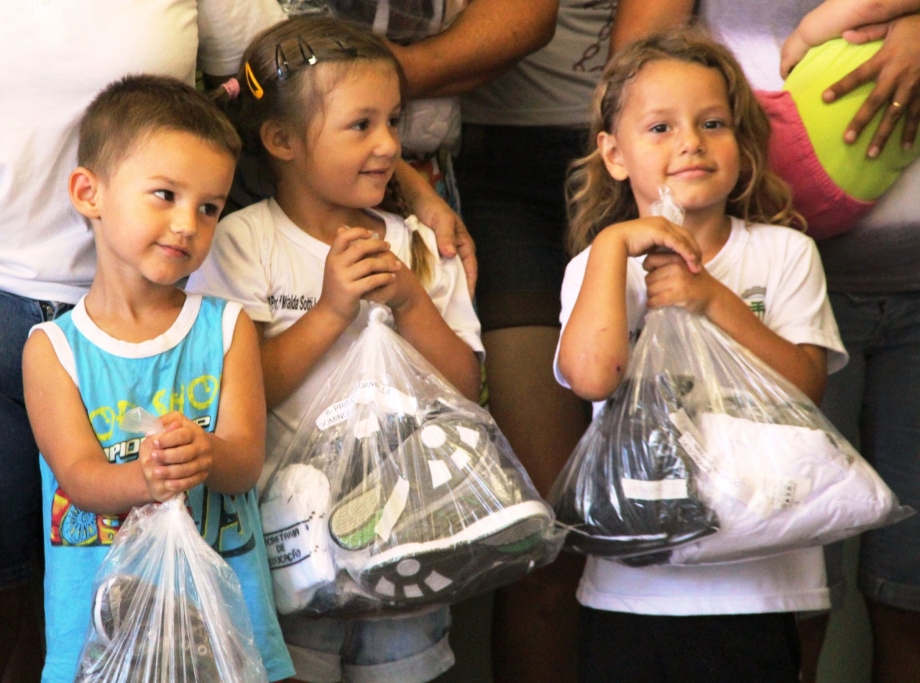 Prefeitura de Irati continua entrega de conjuntos de uniformes para alunos da Rede Municipal de Ensino