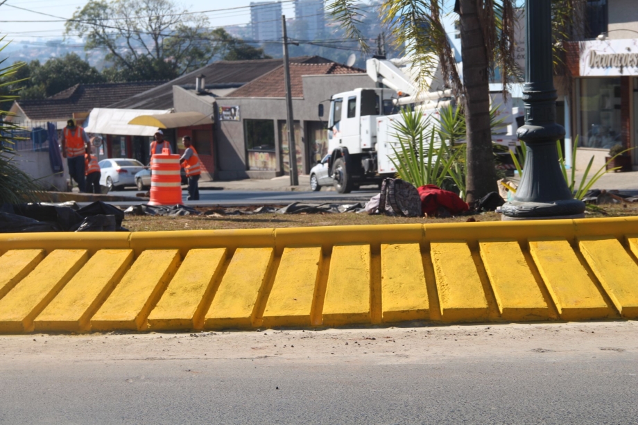 Prefeitura de Irati realiza readequações na rotatória na Rua 19 de dezembro