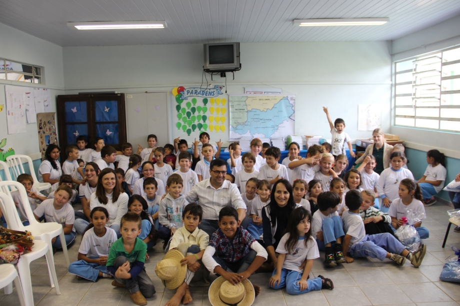 Continua a entrega dos conjuntos de uniformes aos alunos da Rede Municipal de Ensino
