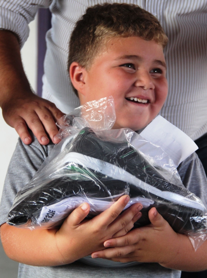 Entrega de conjuntos de uniformes para alunos da Rede Municipal de Ensino continuam