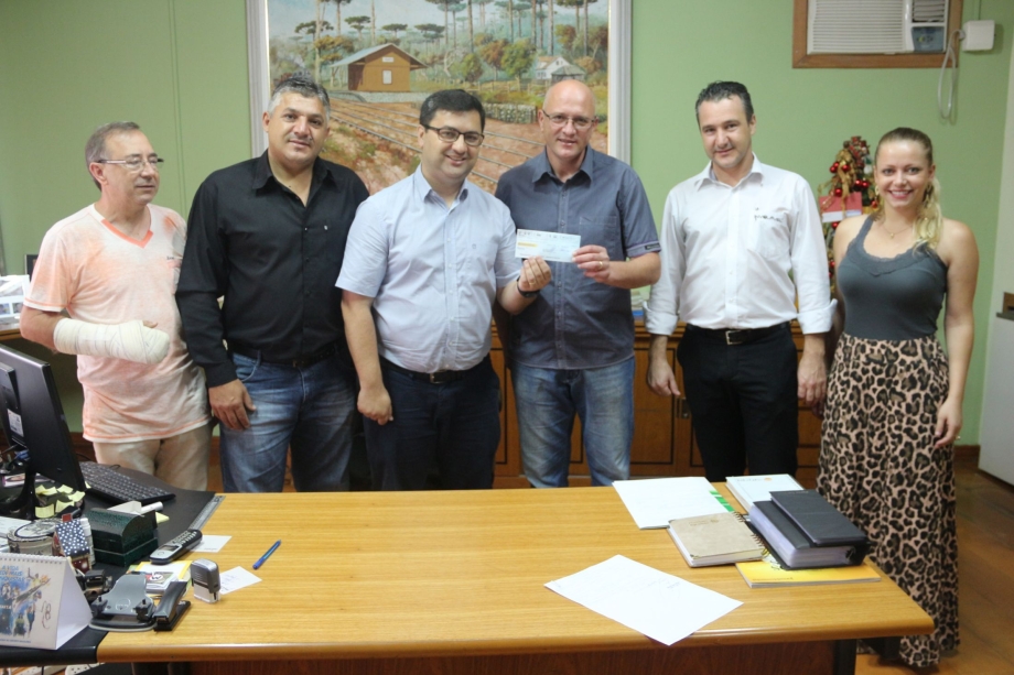 Odilon recebe cheque da câmara