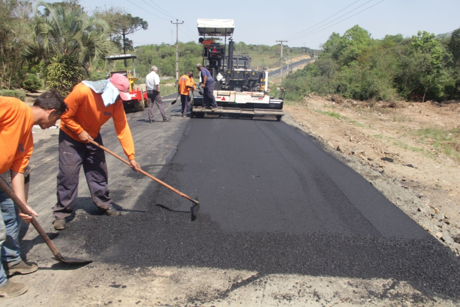 Etapa de colocação de massa asfáltica na obra da estrada de Gonçalves Jr. tem inicio