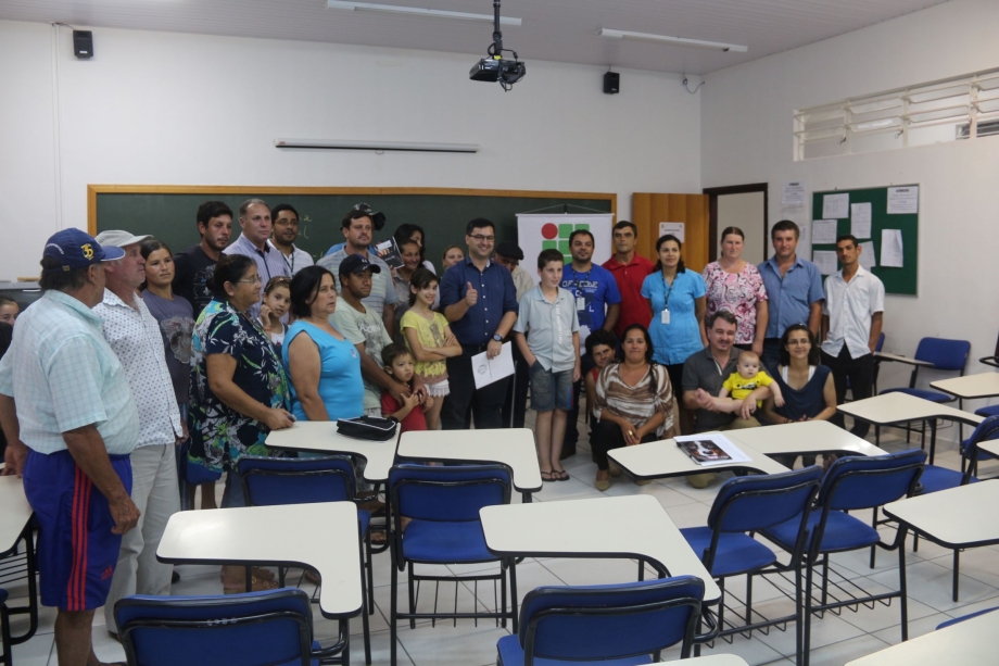 Reunião na Vila Matilde conta com a presença do Prefeito de Irati Odilon Burgath