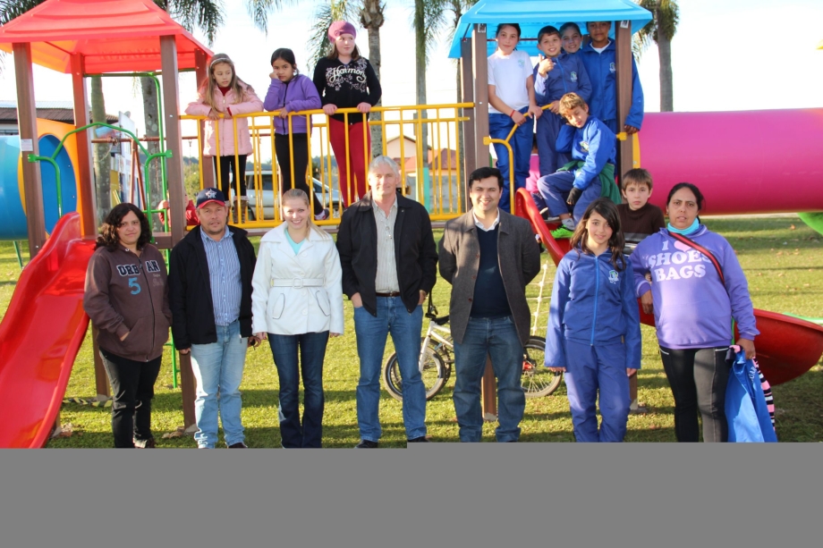 PREFEITO VISITA BRINQUEDOS NO PARQUE AQUÁTICO