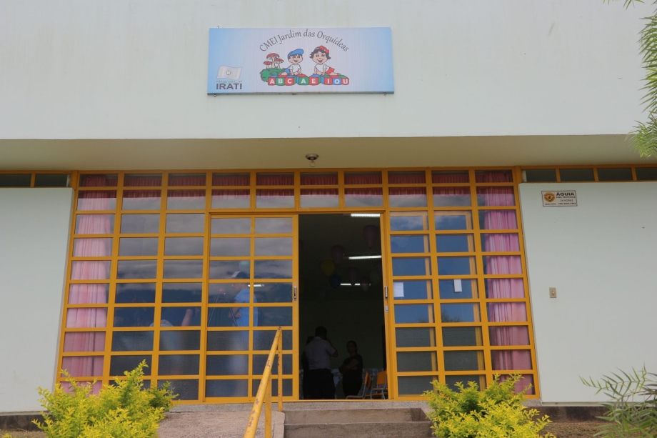 Alunos das Instituições Municipais de ensino começam a receber os uniformes escolares gratuitos