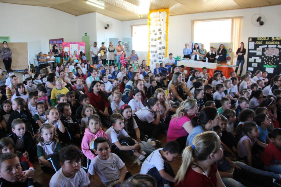 Alunos das escolas municipais iniciam semana de atividades do aniversário de Irati
