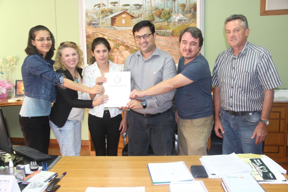 Odilon assina Projeto de Lei Municipal de Fomento a Economia Solidária