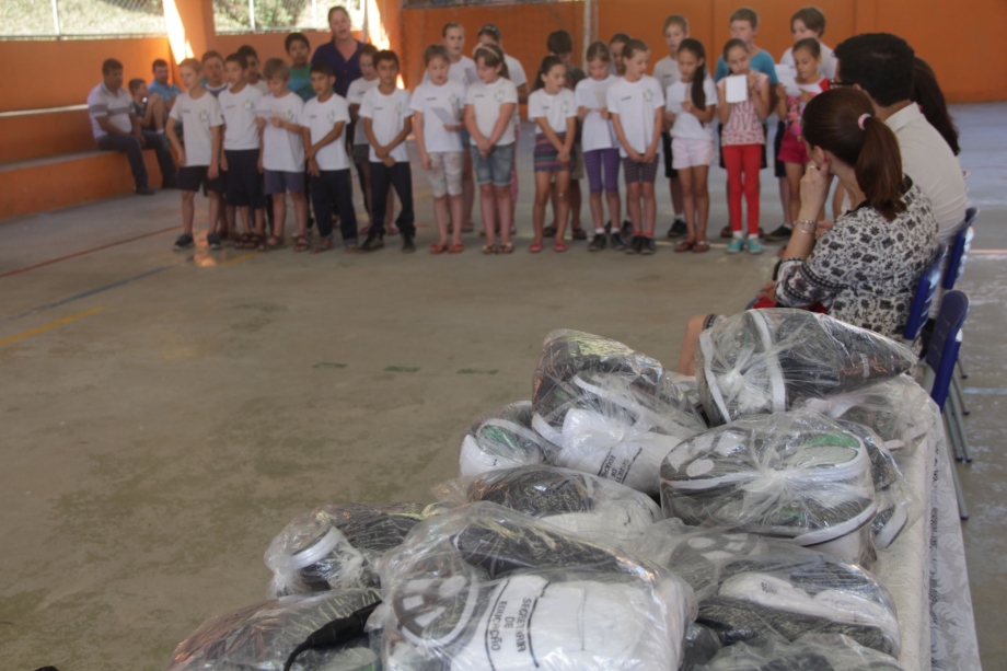 Entrega de conjuntos de uniformes para alunos da Rede Municipal de Ensino continuam