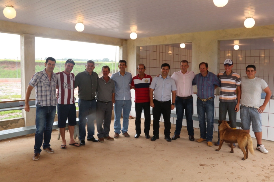Comitiva visita obras no Centro Esportivo em Pinho de Baixo
