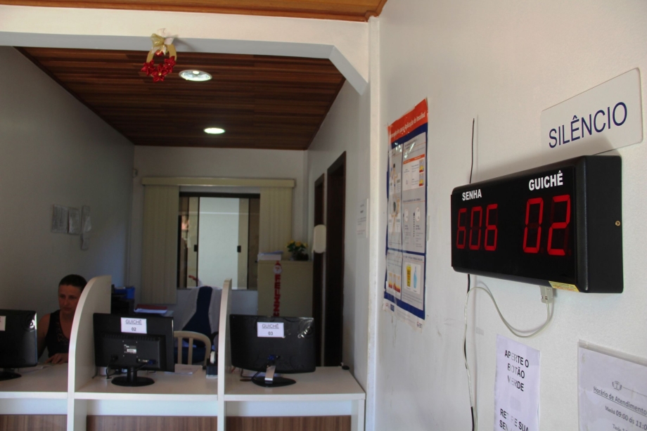 Farmácia Municipal recebe painel eletrônico de senhas