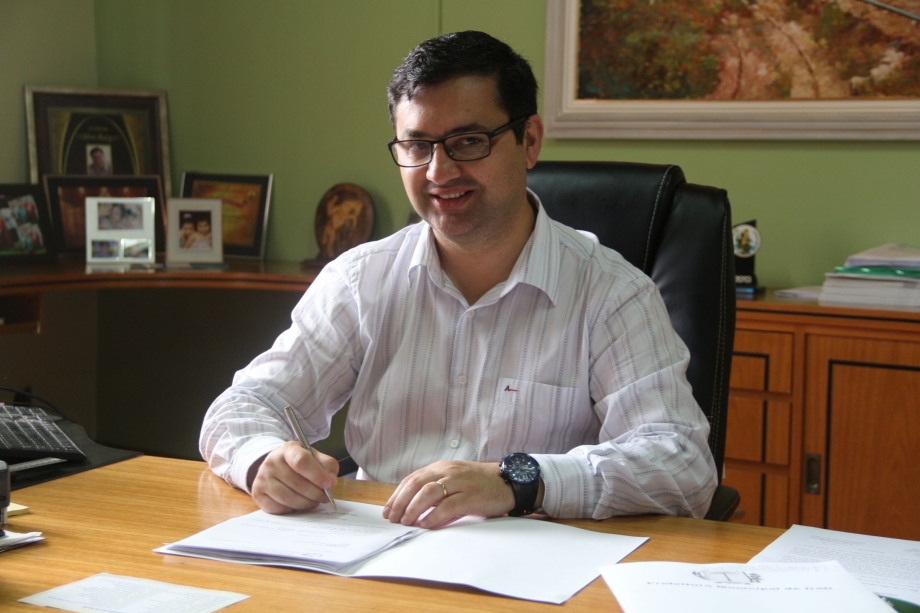 Odilon assina Projeto de Lei para concessão de terreno para empresa Plastenge