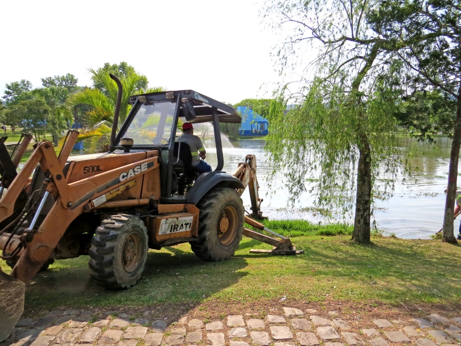 Limpeza do lago do Parque Aquático tem início