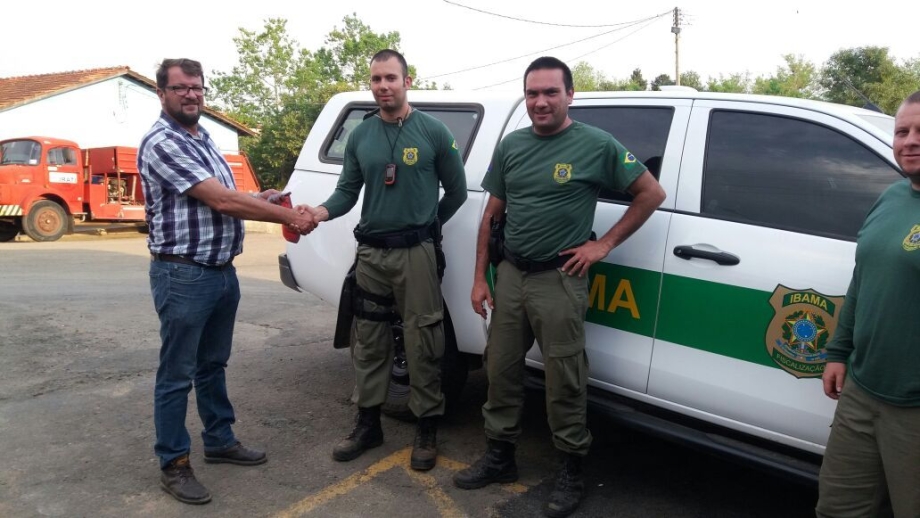 Ibama doa madeira apreendida à Prefeitura